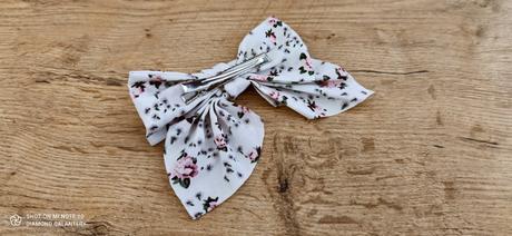 Mašľa do vlasov na sponke - 14x11 cm -biela kviet, 