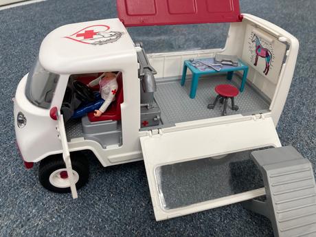 Schleich 42370 mobilná veterinárna klinika s kobyl,