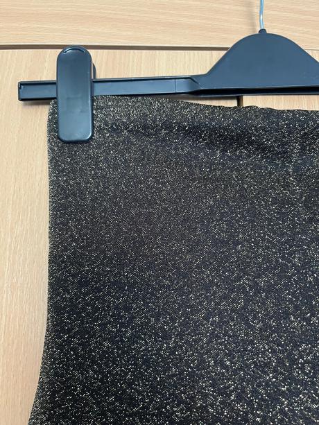 Trblietavé šaty s odhalenými ramenami, s