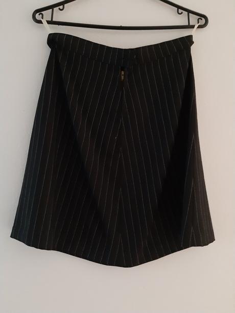 Čierna pásikavá dievčenská sukňa, 158