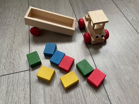 Drevený nákladiak s kockami, 