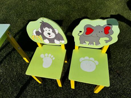 Dreveny detský stôl + 2 stolicky, 