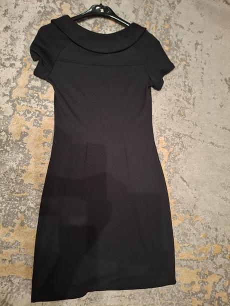 Krásne jednoduché elegantné čierne šaty, 34