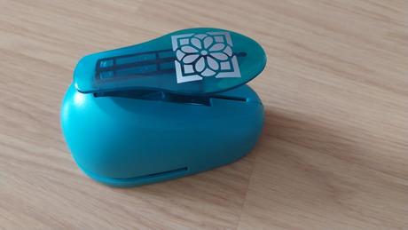 2 velke vysekavacky na papier, 