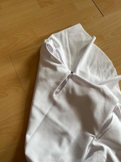 Biely top, reserved,l