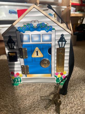 Drevený domček s kľúčmi mellisa&doug, 