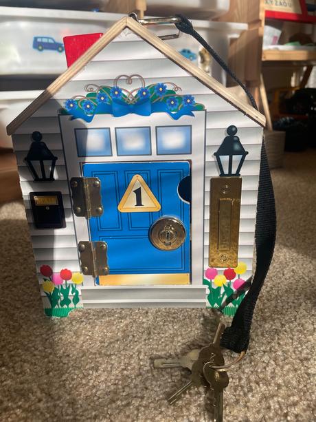 Drevený domček s kľúčmi mellisa&doug, 