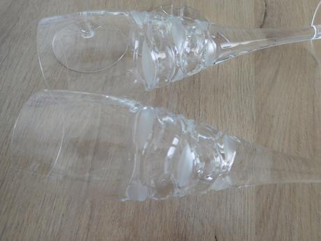 Sklenené poháre na nožičke, 