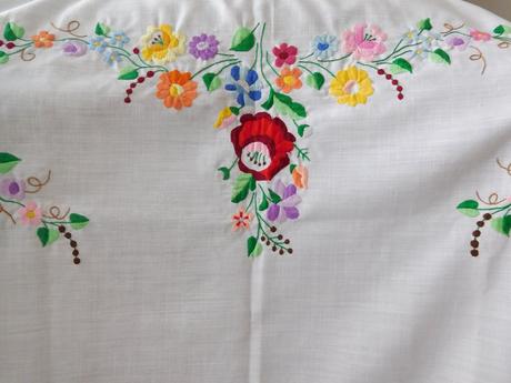 Obrus ručná výšivka top top stav, 143 x 123 cm,, 