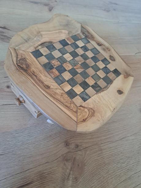 Šach z olivového dreva,