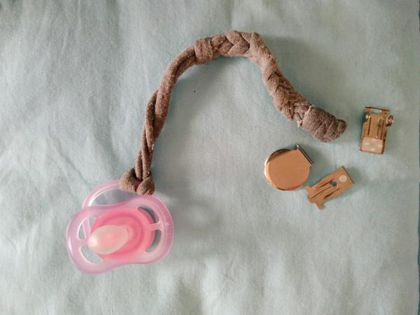 Štipec na cumlíkovej šnúrke sa rozpadol