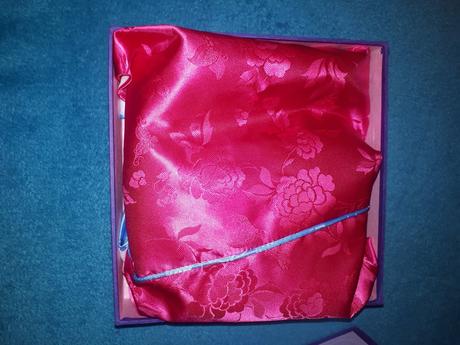 Saténová zástera v krásnej darčekovej krab, 