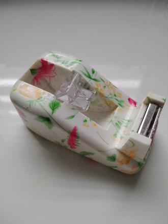 Pomôcka na odvijanie lepiacej pásky, 