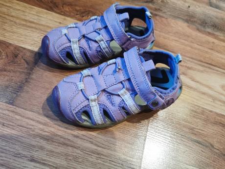 Fialové sandale, 28