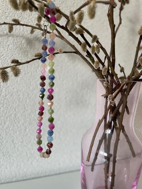 Nahrdelnik z farebnych koralok, 