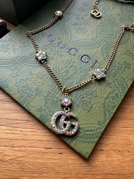 Krásny nový náhrdelník gucci s odleskami, gucci