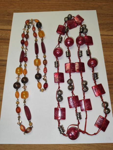 Zaujimave nahrdelniky, pekne sa kombinuju, 