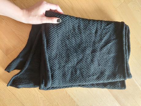 Čierny teplý šál s atypickým strihom, h&m