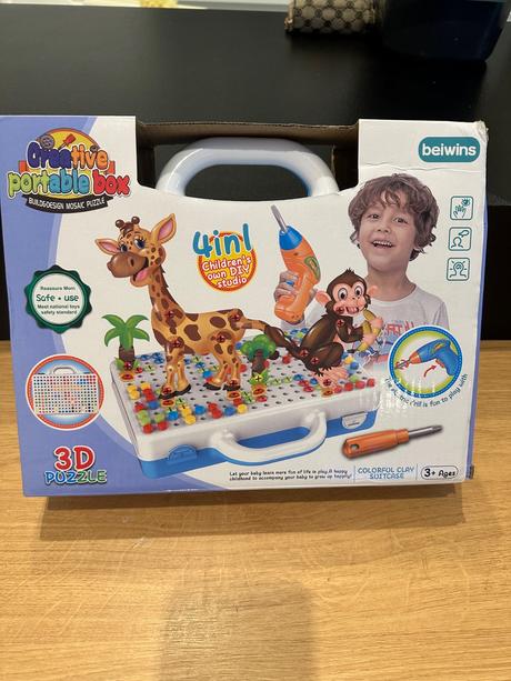 Kufrik s vrtacku stavebnica, 