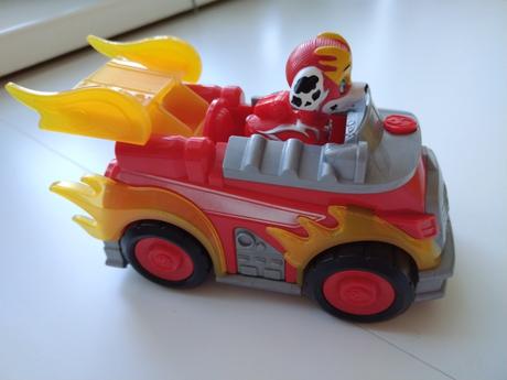 Hasičské auto s postavičkou marshalla, 