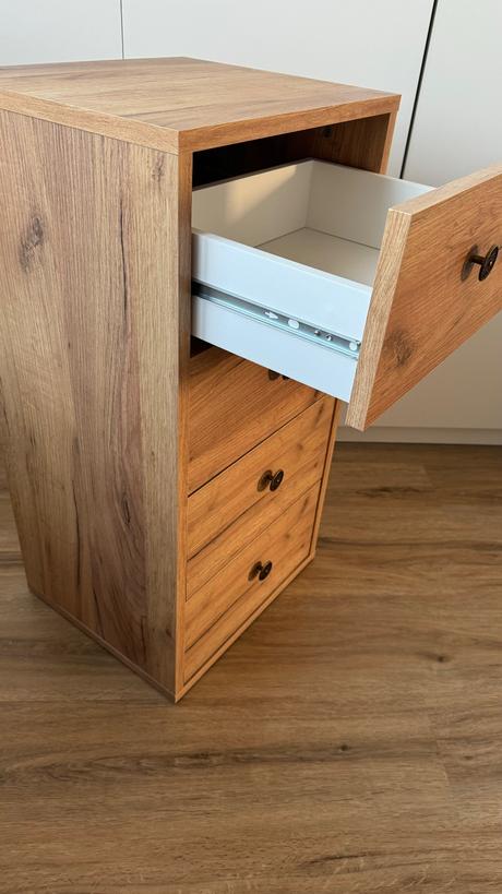 Komoda livarno so 4 zasuvkami orig. zabalena, 