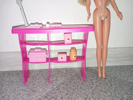 Stolík pre barbie s doplnkami,