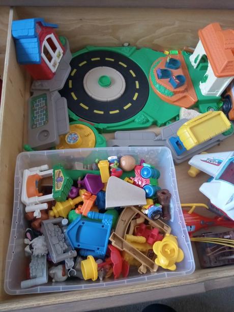 Mesto fisher price little people s malou stajnou, 