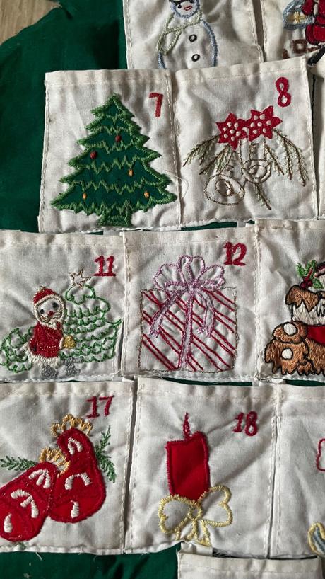 Adventny kalendar vyšivany,