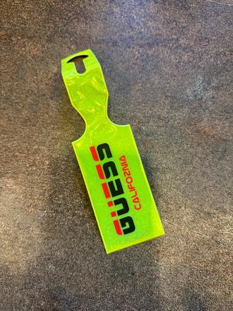 Guess reflexný prívesok, guess