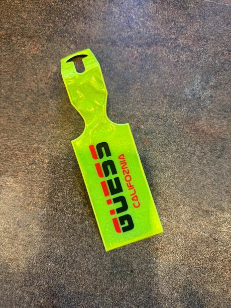 Guess reflexný prívesok, guess