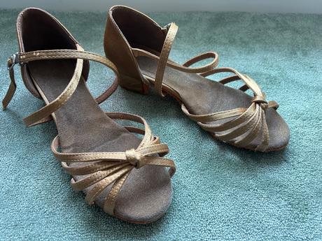 Tanečné topánky, 33