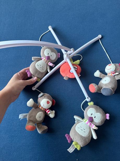 Krásny detsky kolotoč nad postieľku,