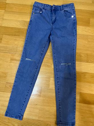 Elasticke rifle s prestrihnutymi kolenami, 146