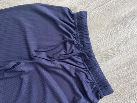 Siroka nohavice padave, 146