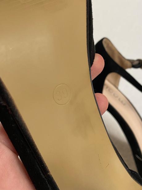 Čierne lodičky, 39