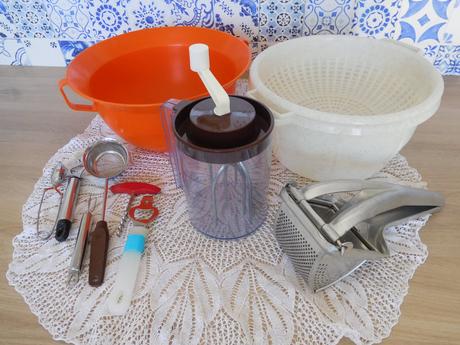 Ručný šľahač, plastové nadoby do kuchyne,, 