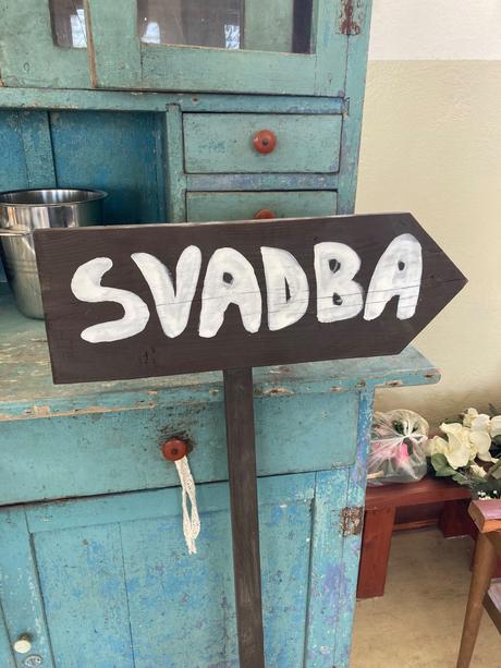 Smerová tabuľa svadba, 