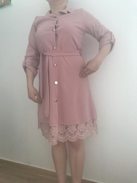 Šaty bledoruzove z butiku s čipkou, 