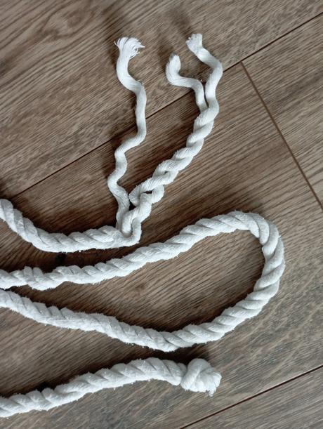 Hrubý špagát z nití,