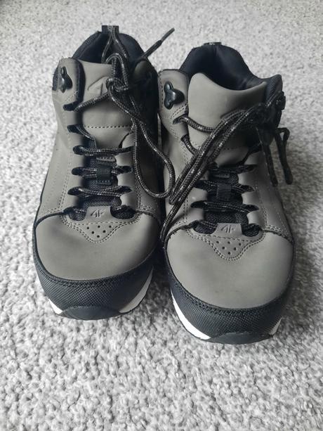 Turisticke vyssie tenisky, 36