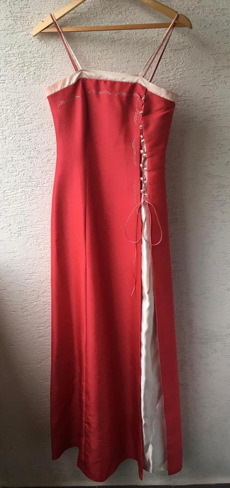 Dlhé ružové šaty, 38