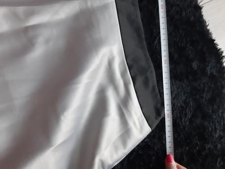 Saténová sukňa, 44