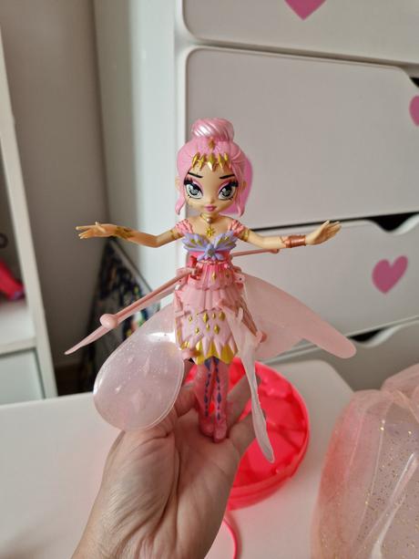 Lietajúca víla hatchimals, 