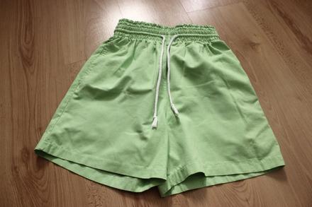 Zelené šortky, 140
