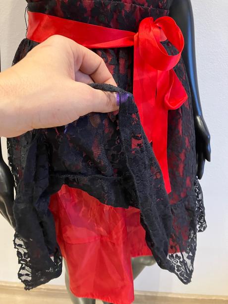 Dámske elegantné čipkované šaty červeno-čierne, m