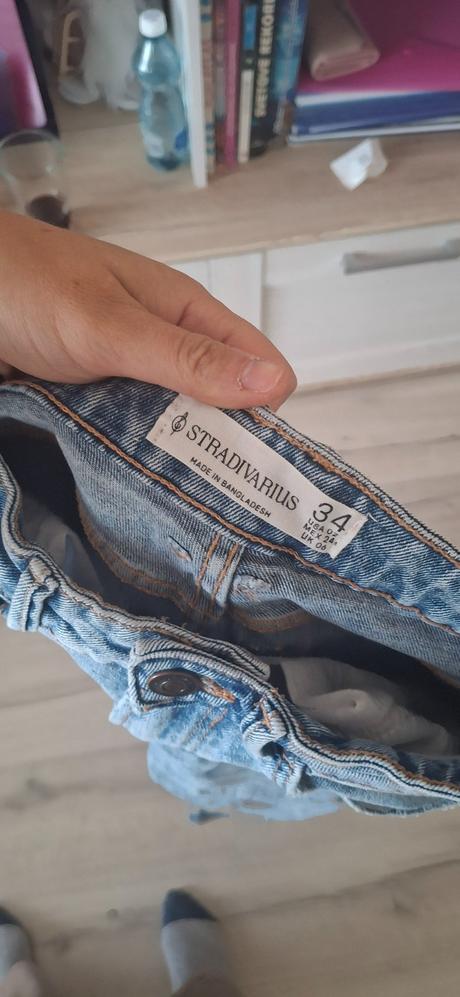 Svetlomodré džinsy, stradivarius,34