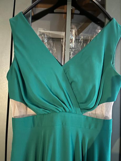 Smaragdovo zelene saty, 40