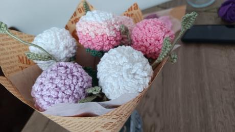 Háčkovaná kytica ping pong kvetov, 