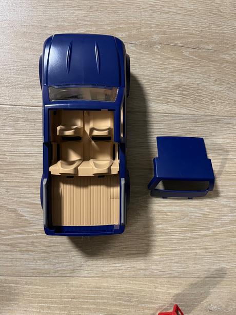 Playmobil auto s rybárom model 71038, 