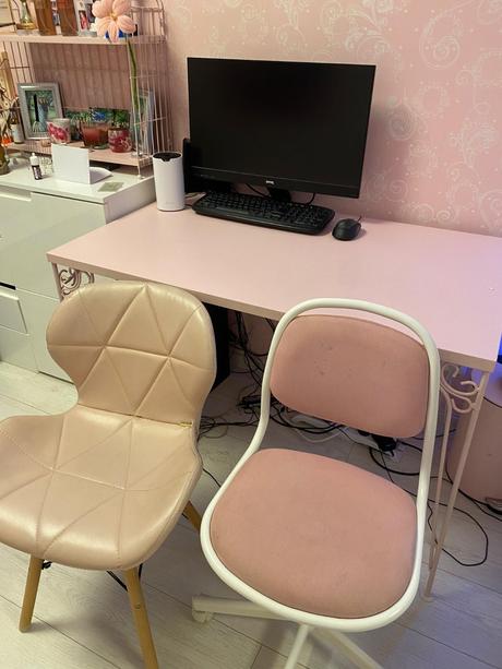 Ružový písací stôl,